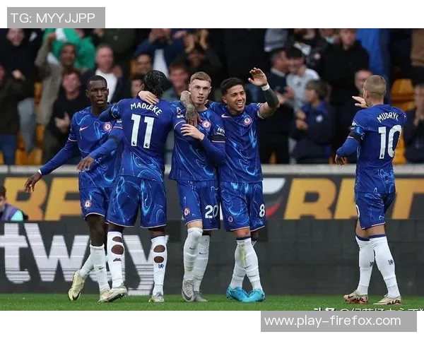 切尔西备战强敌帕尔默训练场重聚埃斯特旺畅谈战术心得