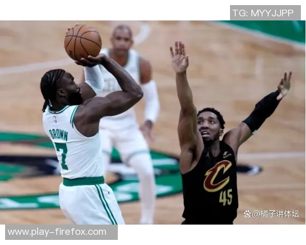 前NBA球员质疑布朗何时能获得认可50分双料MVP带领残阵绿军排第三