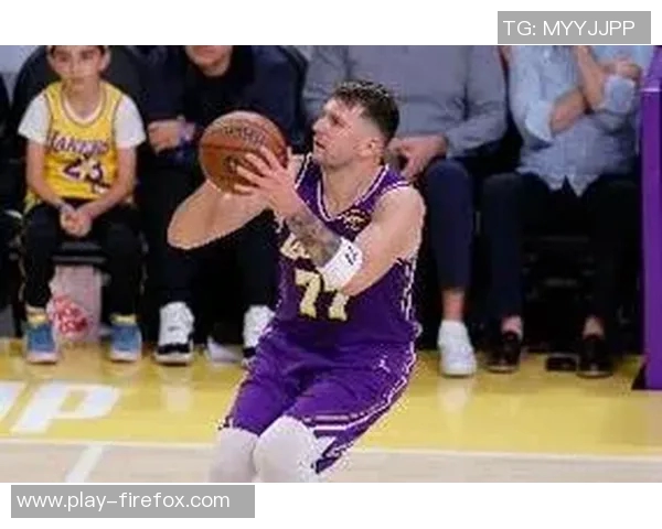 东契奇赛后拒绝媒体采访引发热议手感冰冷成焦点